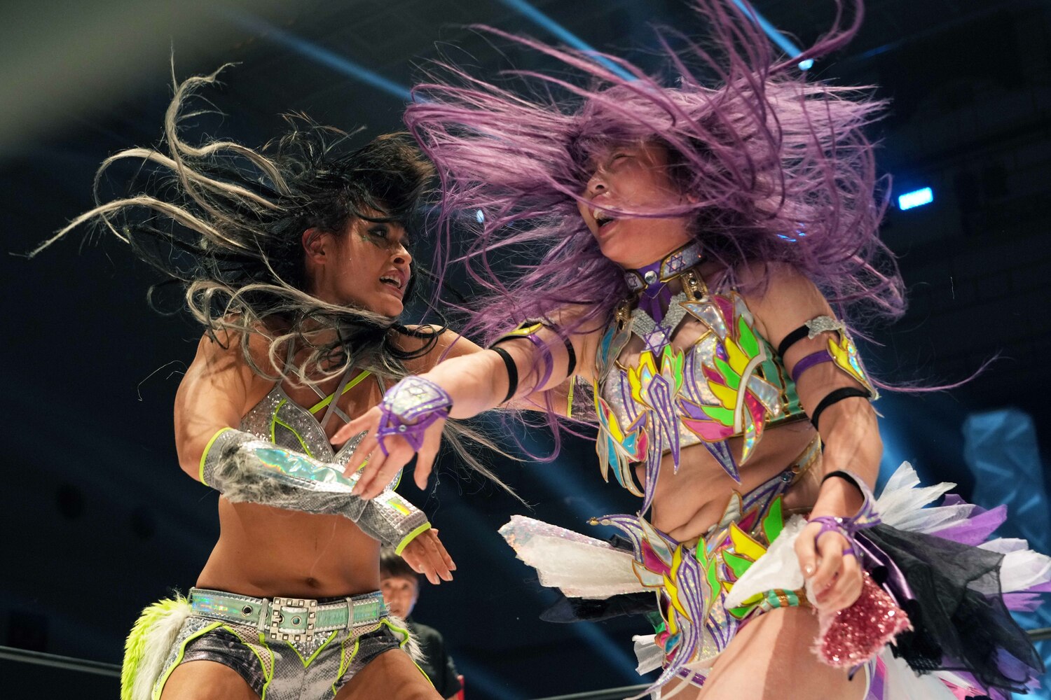 意地のビンタ合戦を続けるジュリアと中野たむ　©Essei Hara