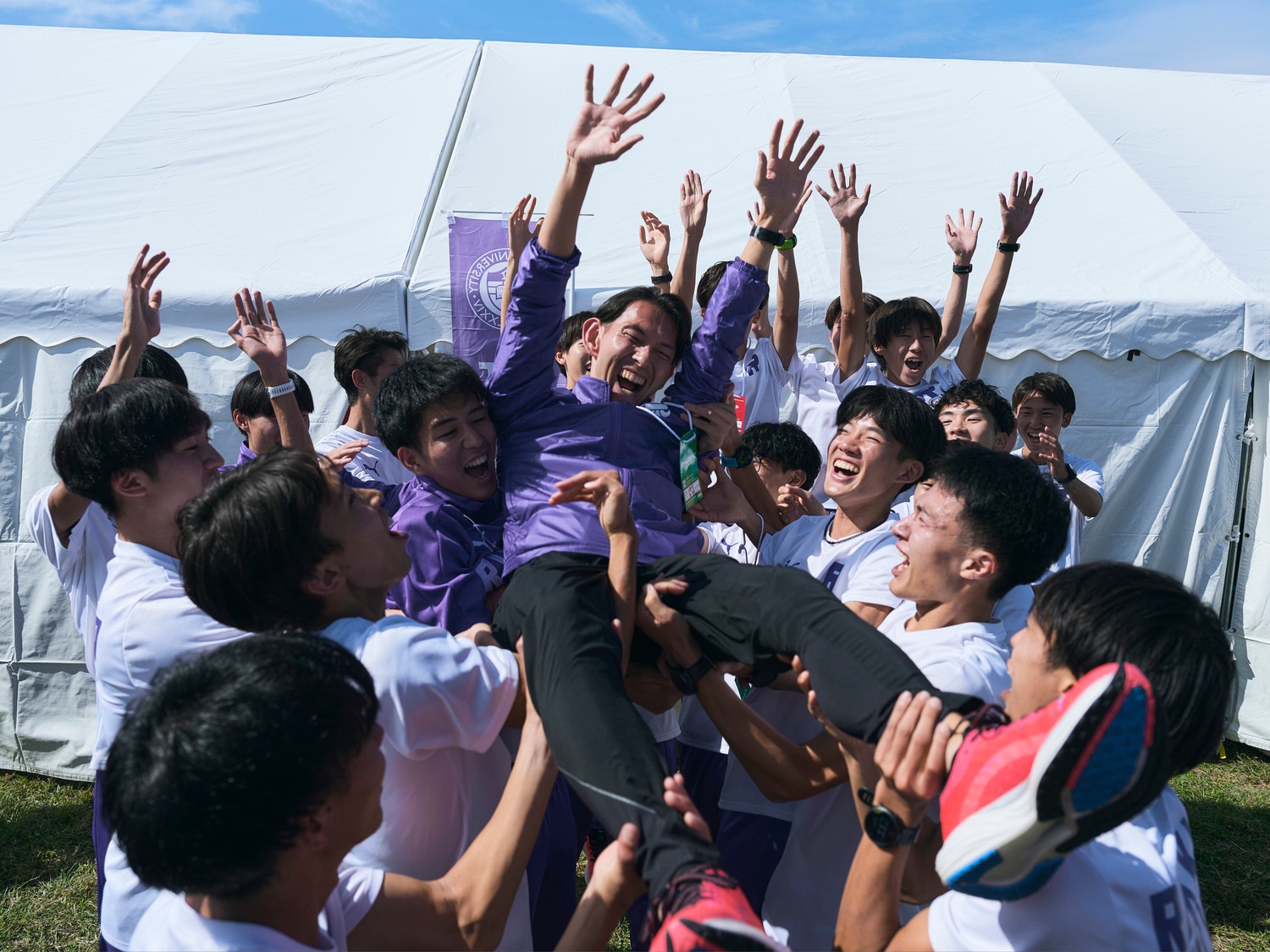 予選会を6位で通過し歓喜の輪ができた立教大　©Yuki Suenaga