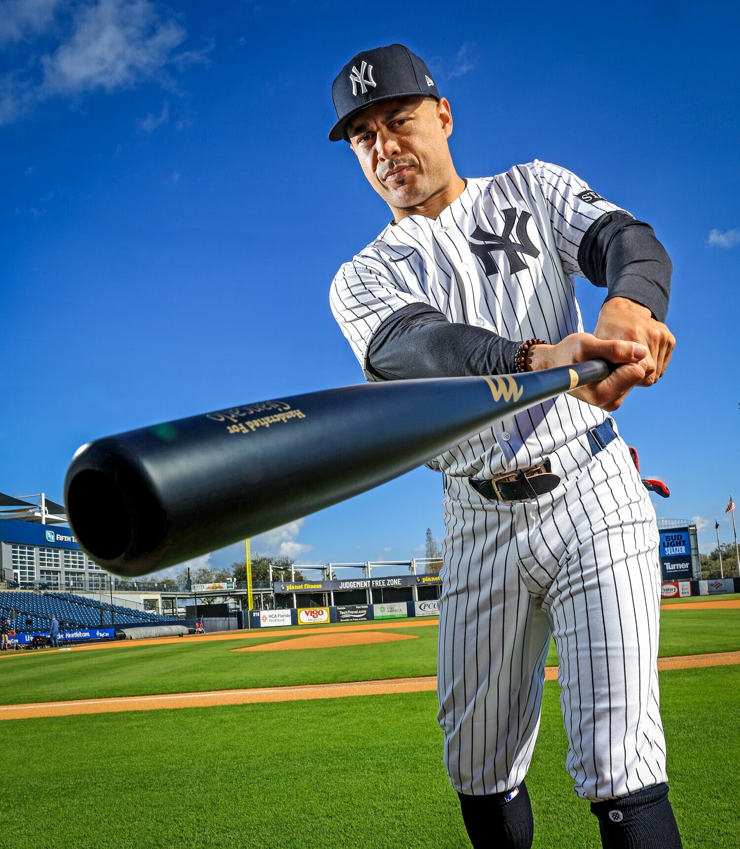 写真撮影に応じるジャンカルロ・スタントン　©︎Getty Images