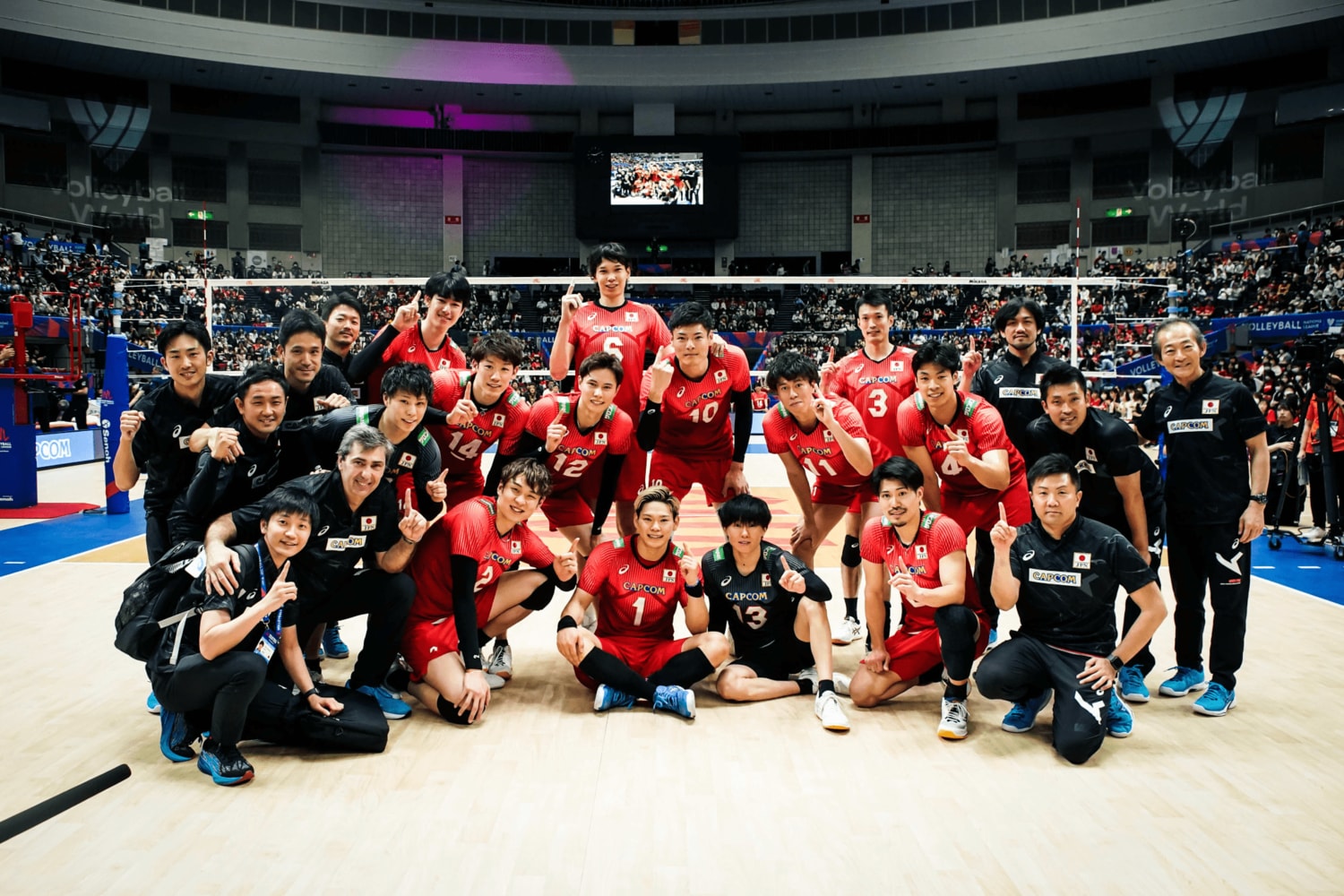イラン戦に勝利した日本代表。最年長の深津（後列）はチームの精神的支柱としても期待される　©︎FIVB