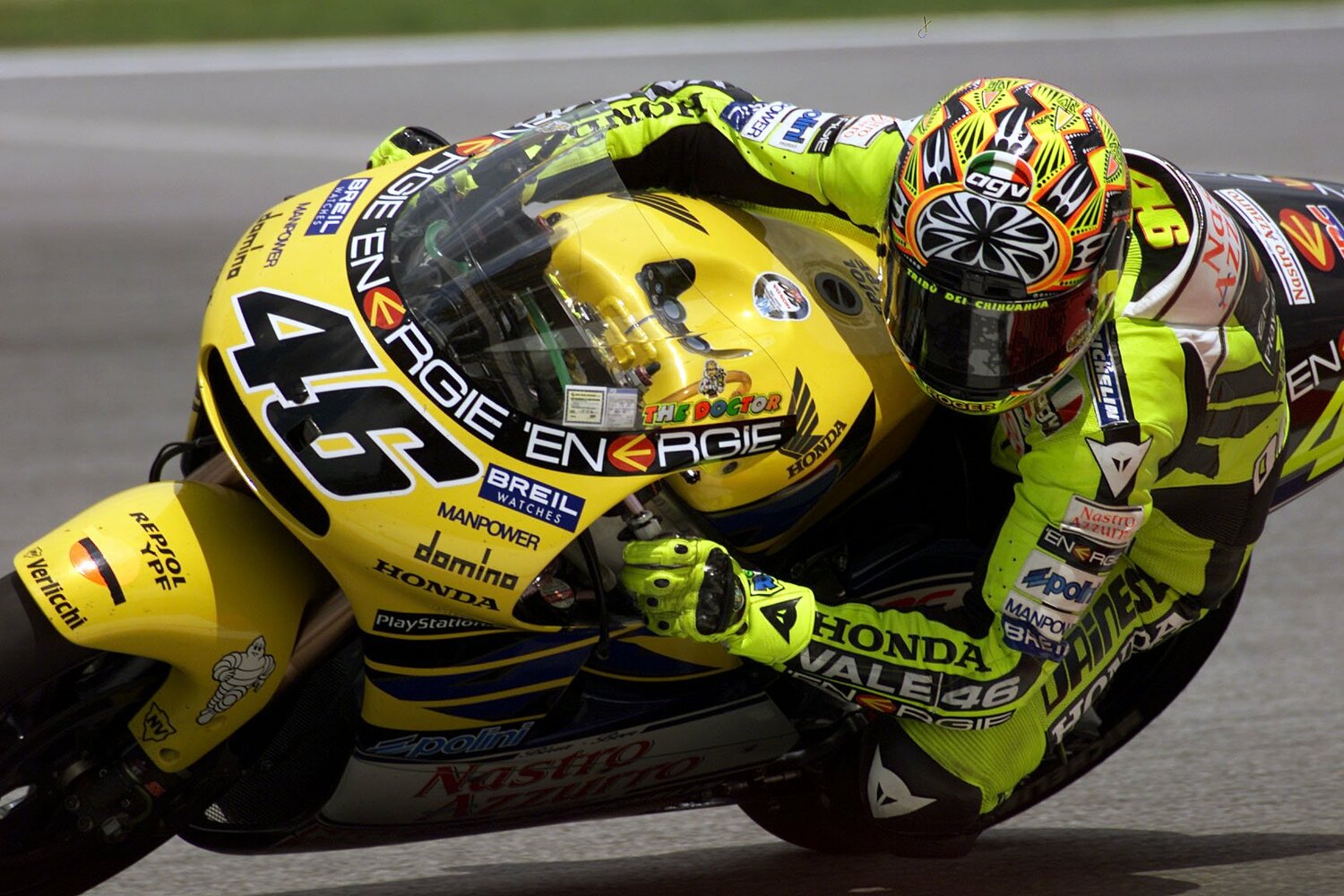 最高峰クラスで初タイトルを獲得した01年のロッシとNSR500。ロッシは翌年からRC211Vで、04年からはヤマハYZR-M1を駆って5連覇を達成した　©Getty Images