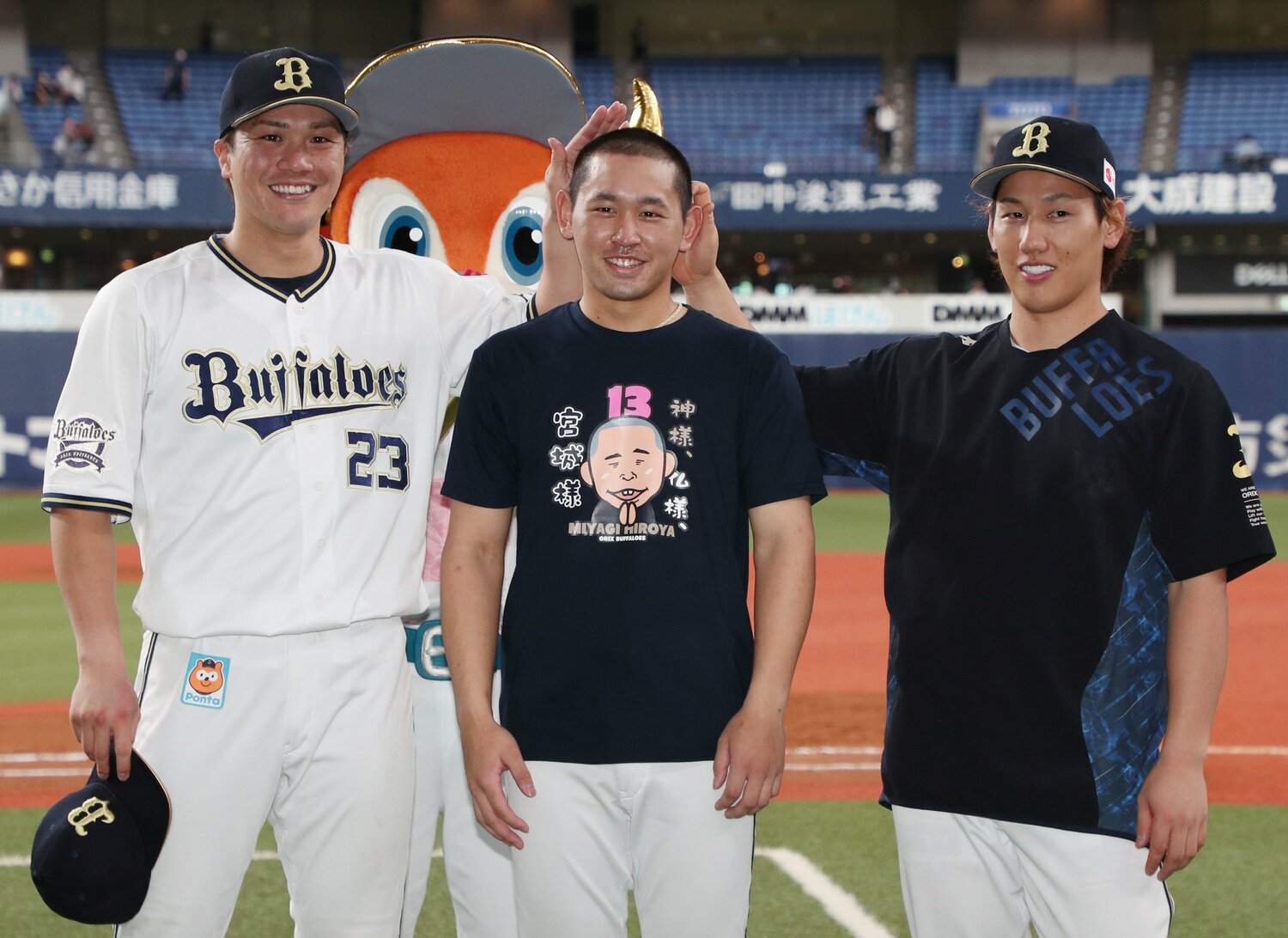 2021年、91試合に出場した伏見寅威捕手（左）。初々しい宮城大弥、主砲の吉田正尚と　©JIJI PRESS