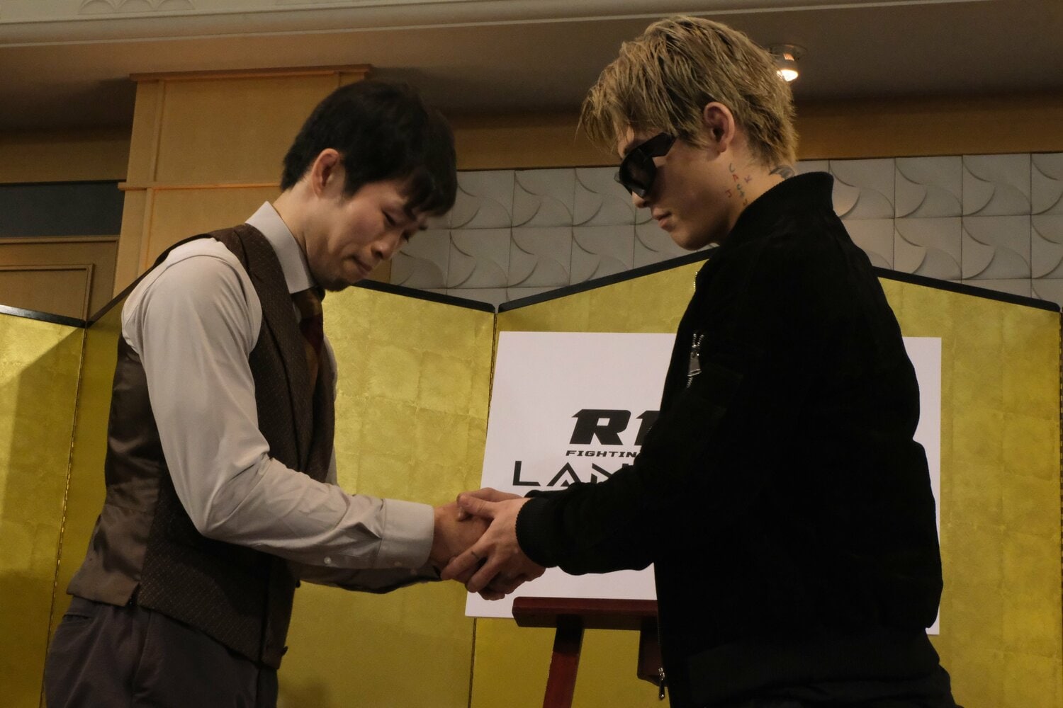 会見で握手する場面も。弥益に対してはリスペクトを表明していた　©Norihiro Hashimoto