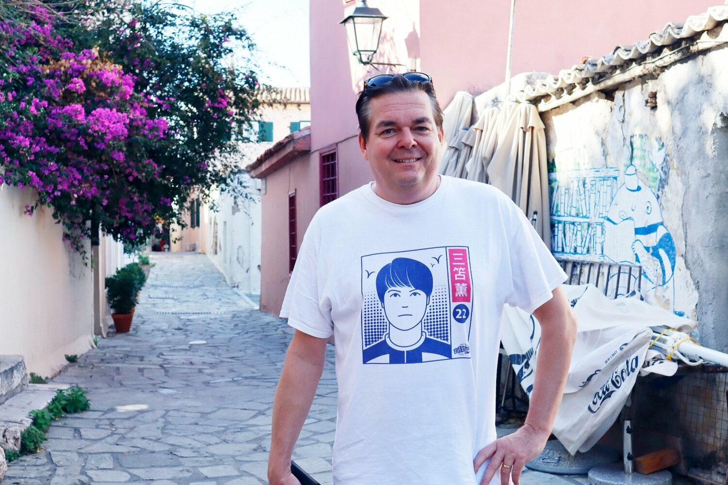 三笘薫の漢字と似顔絵入りTシャツを着たブライトンサポ