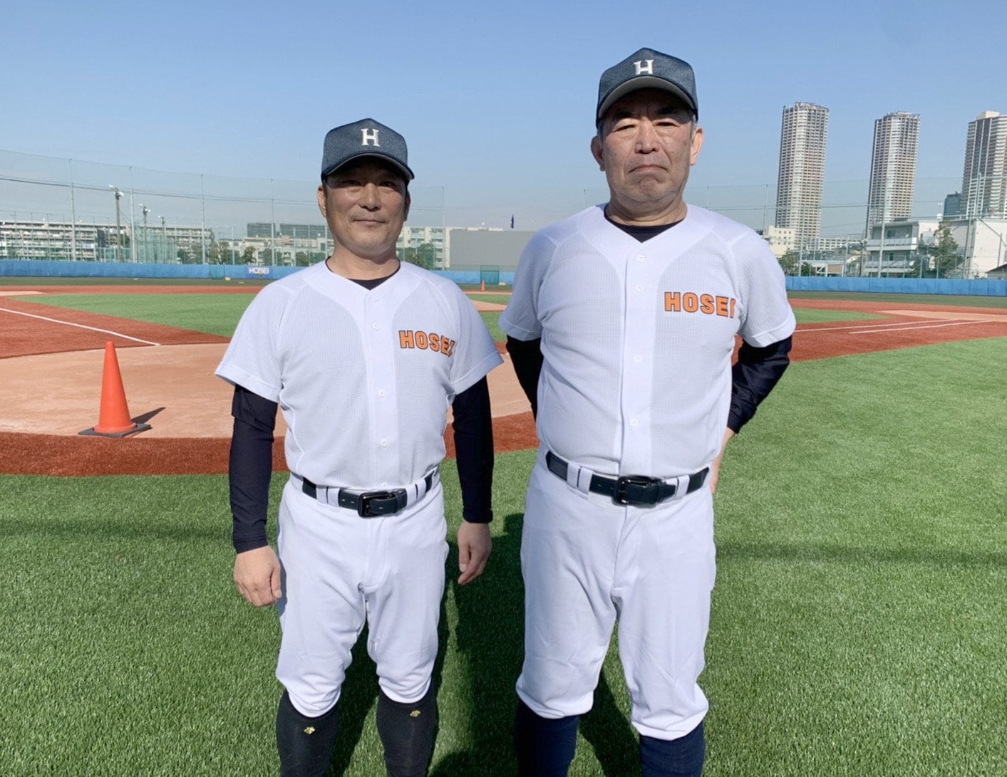 法大野球部の加藤重雄監督(右)と大島公一助監督(2021年撮影/法大提供)©JIJI PRESS