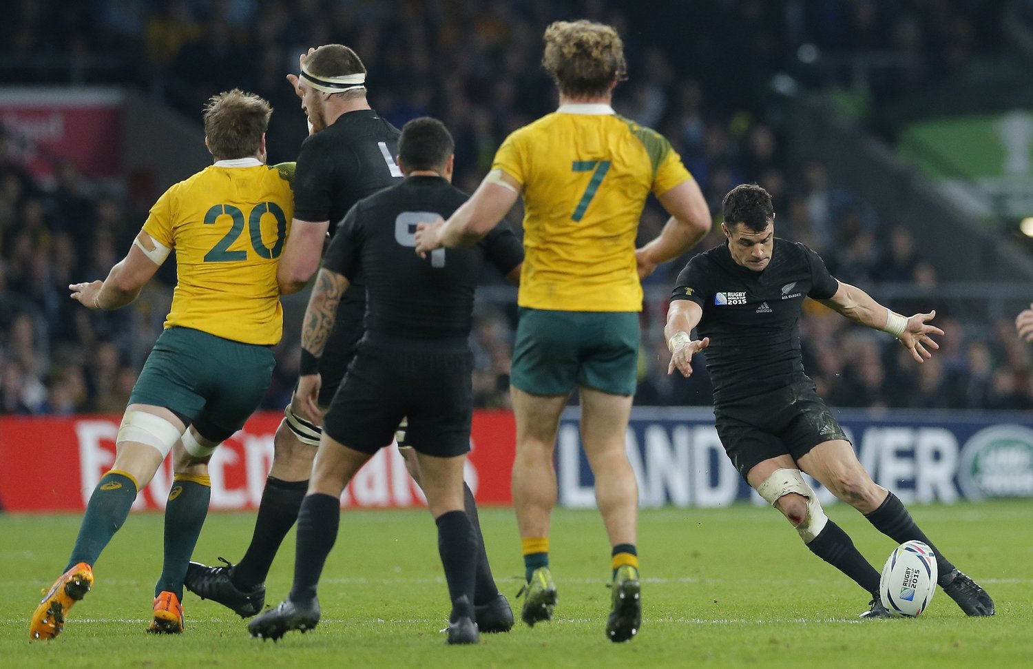 オールブラックスの司令塔としてW杯連覇に導いた（写真は2015W杯決勝）　©︎Getty Images