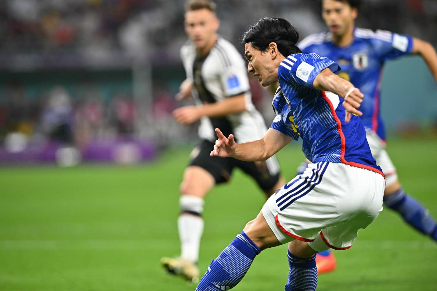 堂安のゴールにつながるクロスボールを送る南野　©︎Kaneko Takuya/JMPA