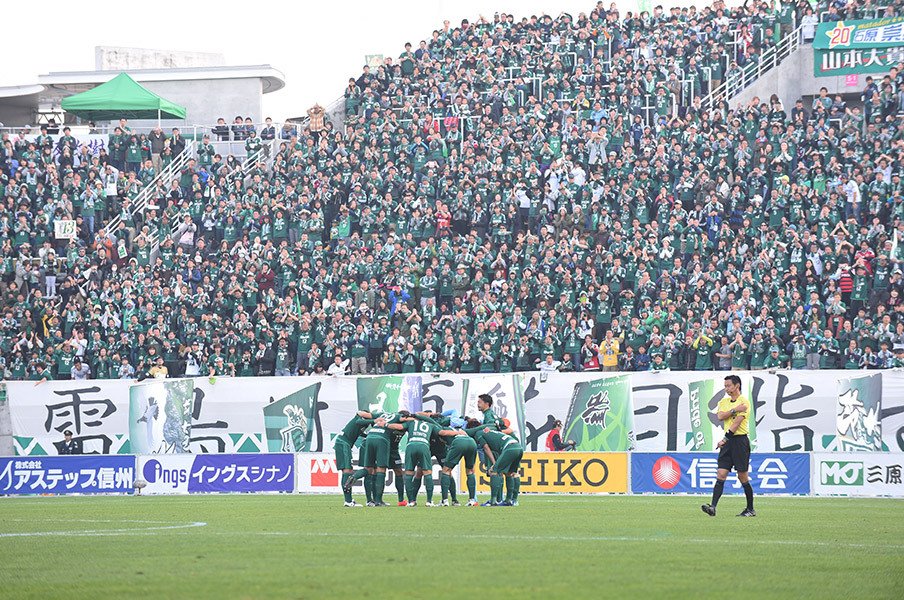 松本山雅のサッカーは、魂に来る。J1昇格プレーオフの雰囲気やいかに。＜Number Web＞ photograph by J.LEAGUE PHOTOS