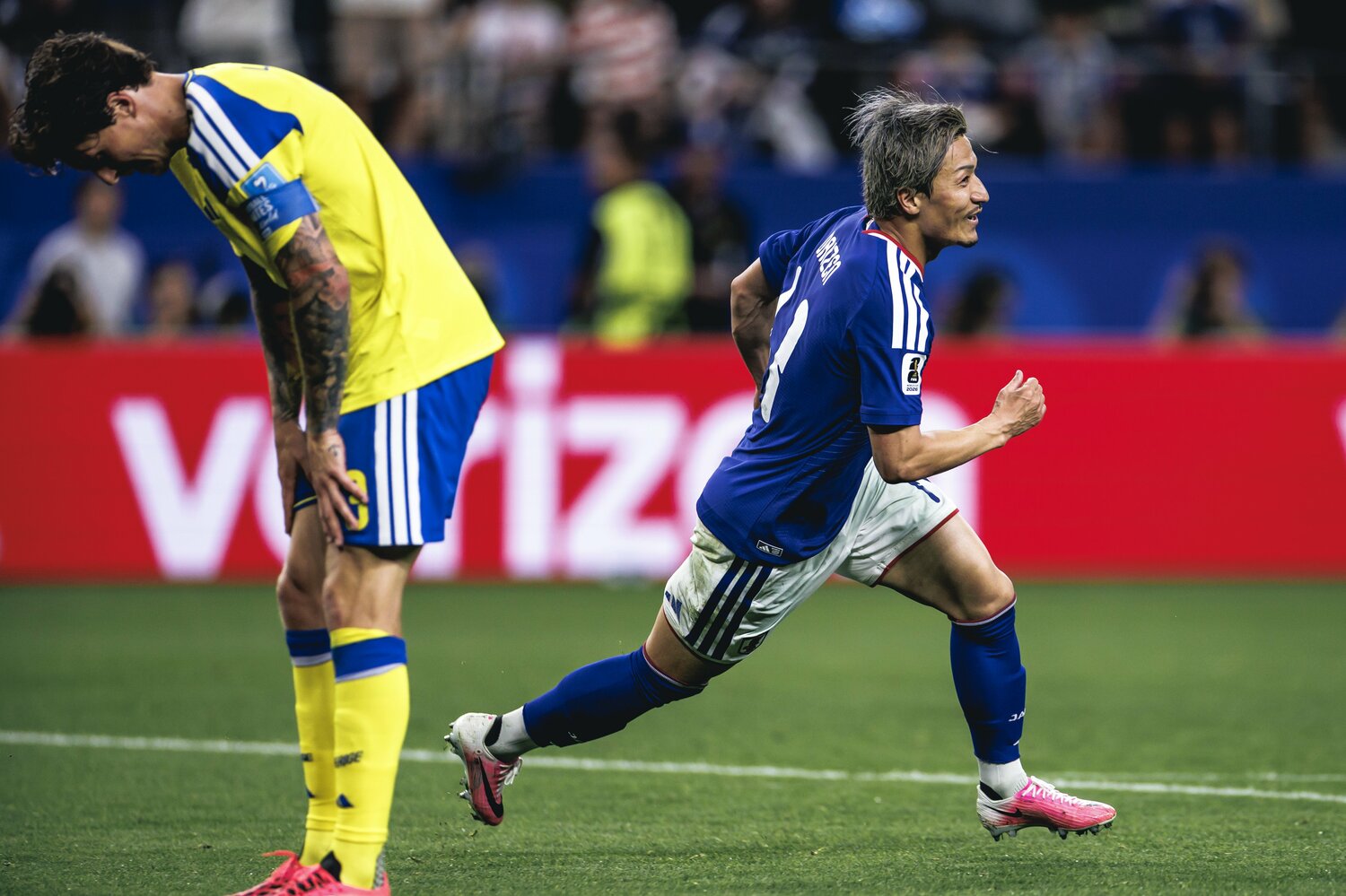 スウェーデンから先制ゴールを奪い、駆けだす前田大然。W杯2大会連続のゴールとなった　©Kiichi Matsumoto/JMPA