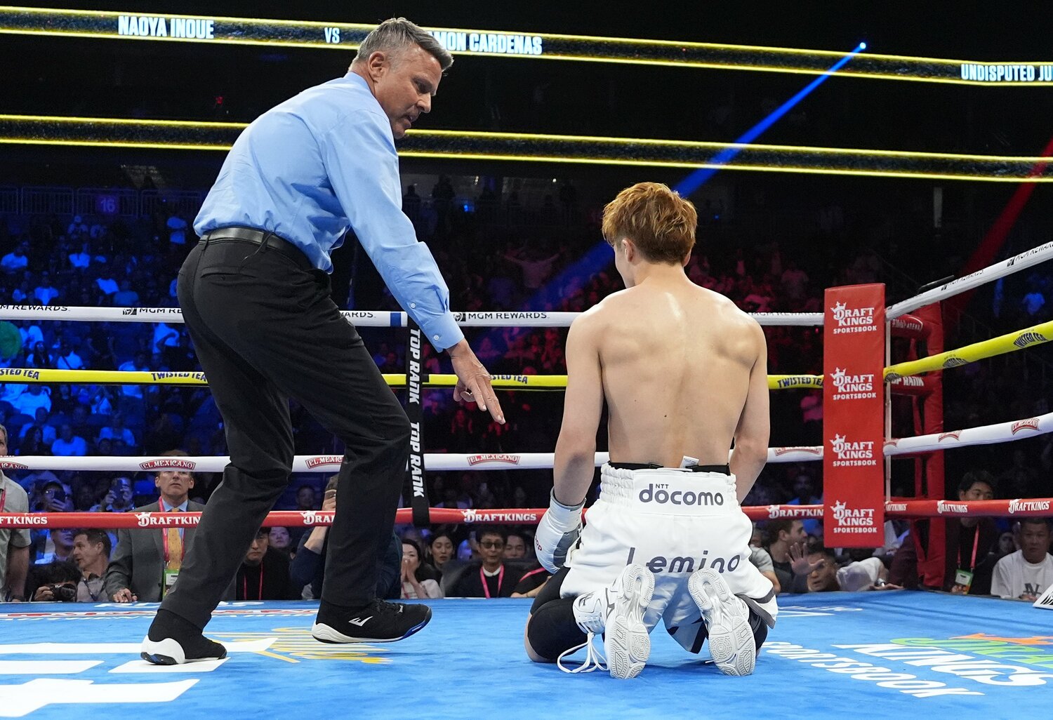 膝立ちでカウントを聞く井上尚弥。現地は騒然　©Naoki Fukuda