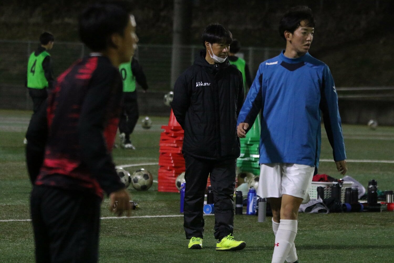 選手たちを指導する小泉監督 ©Takahito Ando