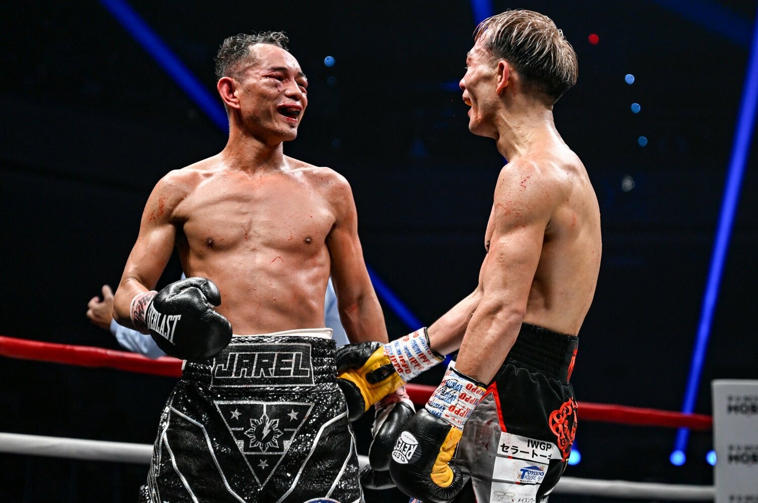 リングで笑みを浮かべながら言葉をかわしたドネアと堤　©︎Hiroaki Finito Yamaguchi