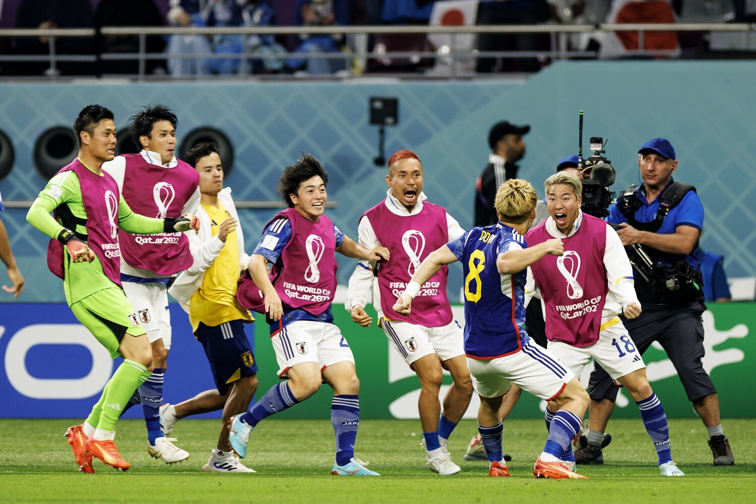 スペイン戦で貴重な同点弾を決めた堂安に駆け寄る選手たち　©Kiichi Matsumoto/JMPA