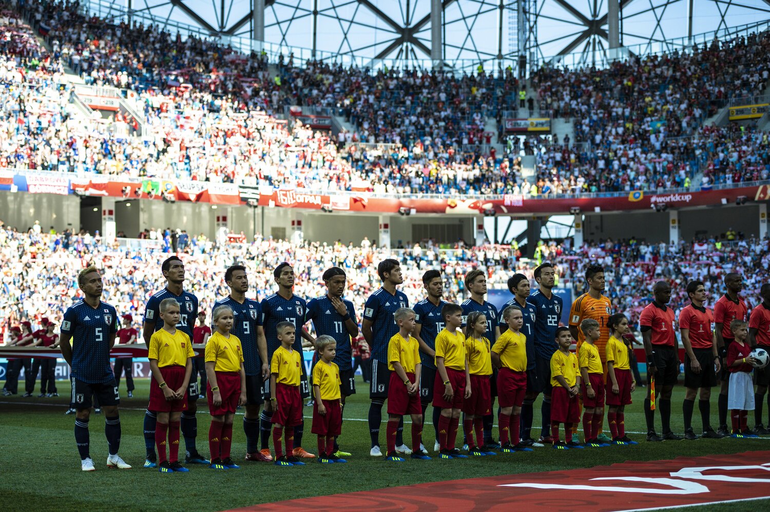 ロシアW杯のポーランド戦は先発メンバーを6人入れ替えて臨んだ。左から長友佑都、＊槙野智章、＊岡崎慎司、＊武藤嘉紀、＊宇佐美貴史、酒井宏樹、＊山口蛍、＊酒井高徳、吉田麻也、柴崎岳、川島永嗣（＊が入れ替えた選手）　©︎Takuya Sugiyama/JMPA
