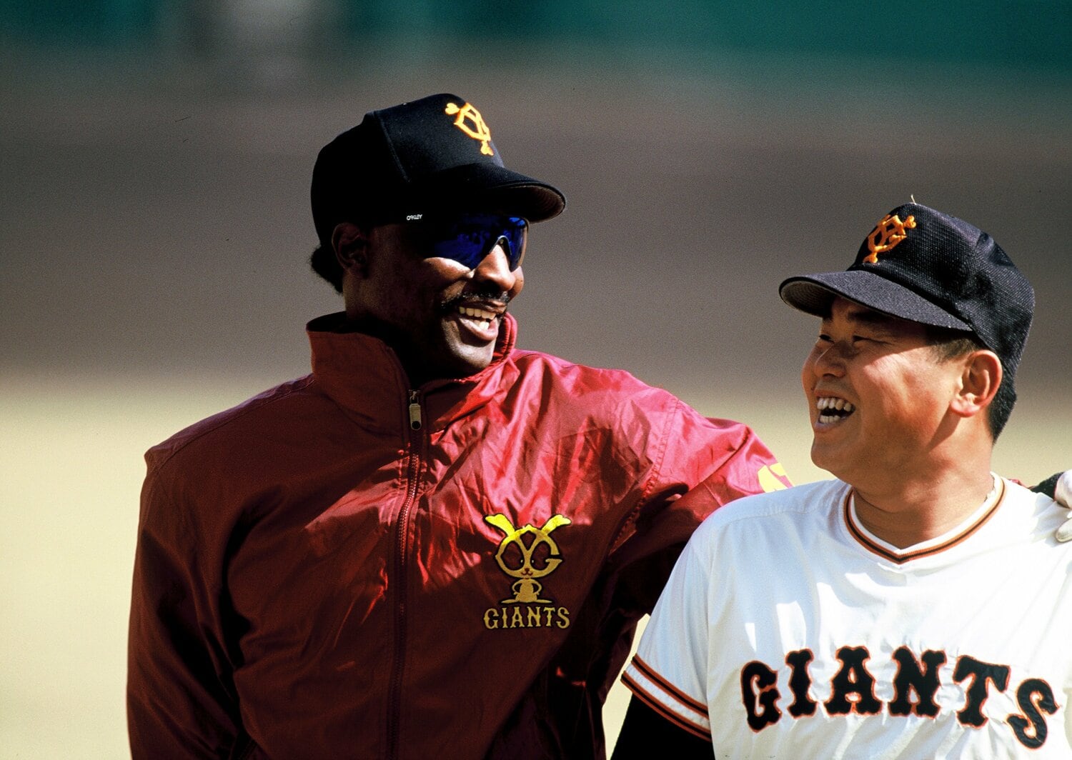 1992年の開幕直後に巨人が緊急獲得したロイド・モスビー。右はデーブ大久保　©BUNGEISHUNJU