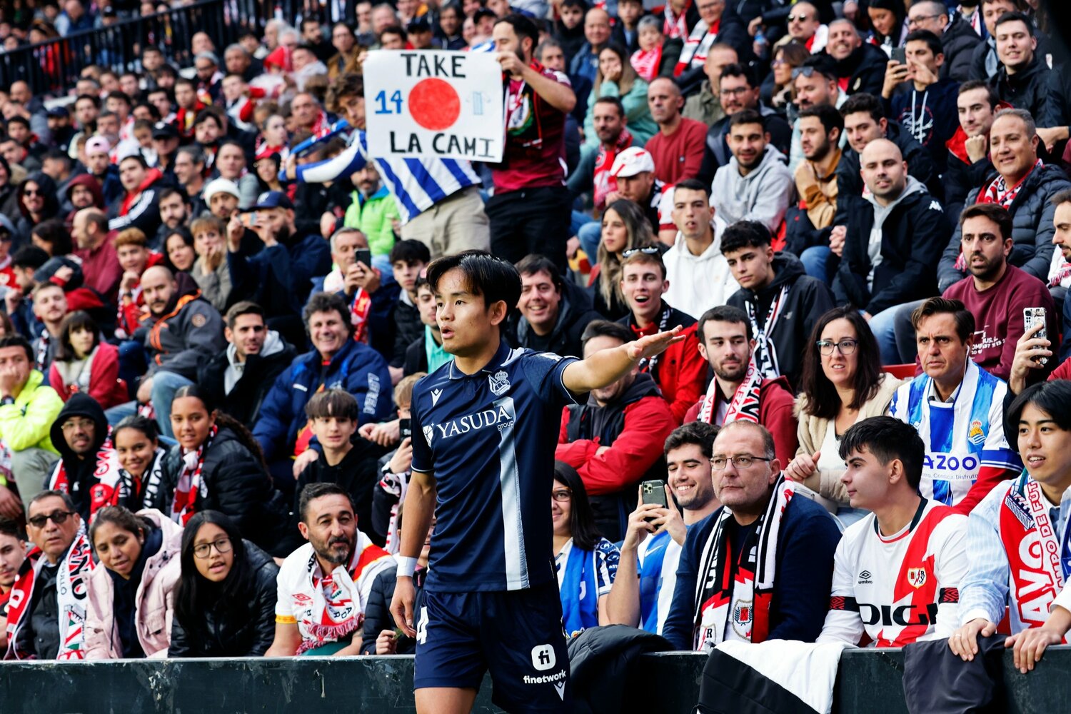 客席には、敵地ながらTAKEを応援する日の丸、そしてスマホで撮影する人も