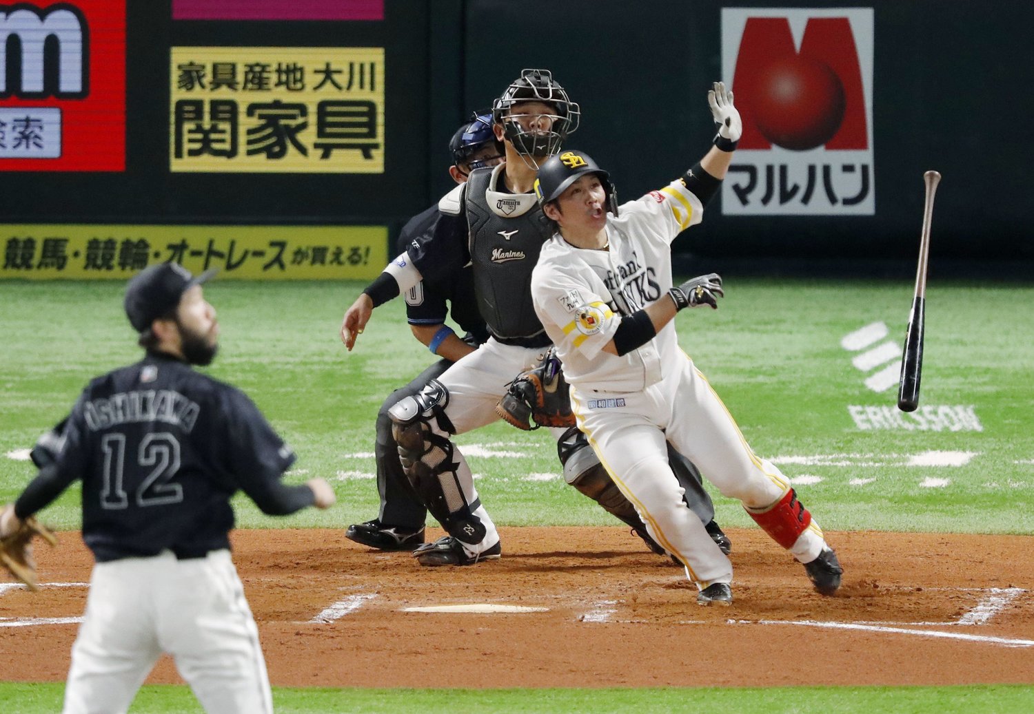 優勝を決めた10月27日、6回に甲斐が左越えに2ランを放つ ©KYODO