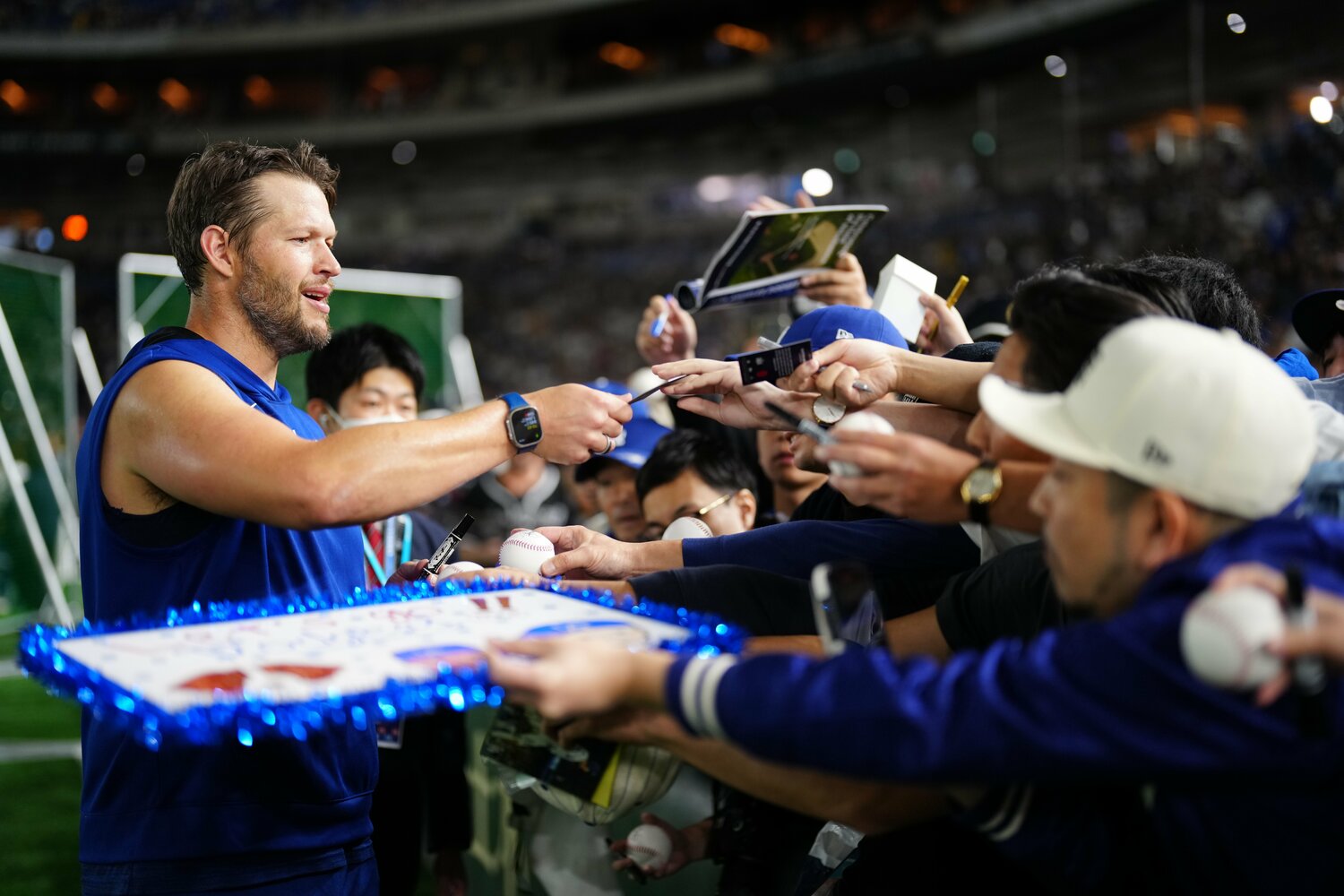 サインを求めるファンに応じるクレイトン・カーショウ（36歳）　©︎Daniel Shirey/MLB Photos via Getty Images