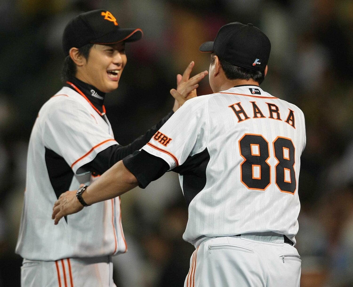 2009年7月、阪神戦で完投勝利を挙げ原辰徳監督に迎えられる内海哲也。同年には「ニセ侍」と叱咤された　©JIJI PRESS