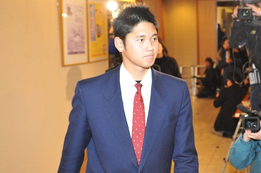 「申し訳ない」大谷翔平ドラ1指名後、栗山監督が報道陣を通して真っ先に謝罪…逆風の日本ハムが「メジャー志望」大谷18歳の心をつかんだ理由<Number Web> photograph by Takashi Shimizu