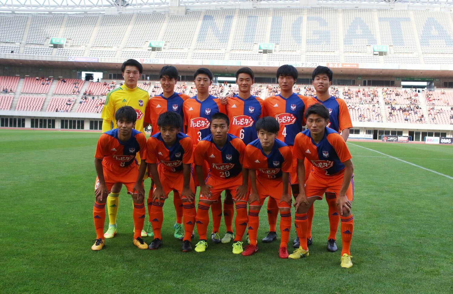 ユース時代の本間至恩（18年5月、プリンスリーグ北信越・日本文理高戦／前列右から2人目）©︎Takahito Ando