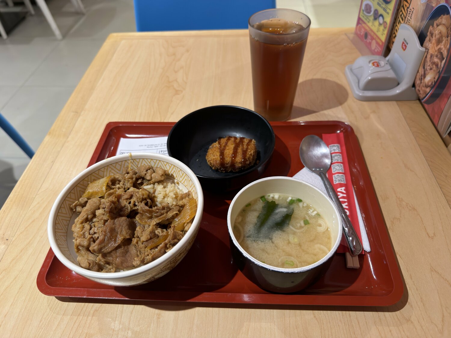 メキシコシティで食べた「トラディショナル牛丼」。メキシコで触れた日本文化の写真は右に続きます ©Kiichi Matsumoto