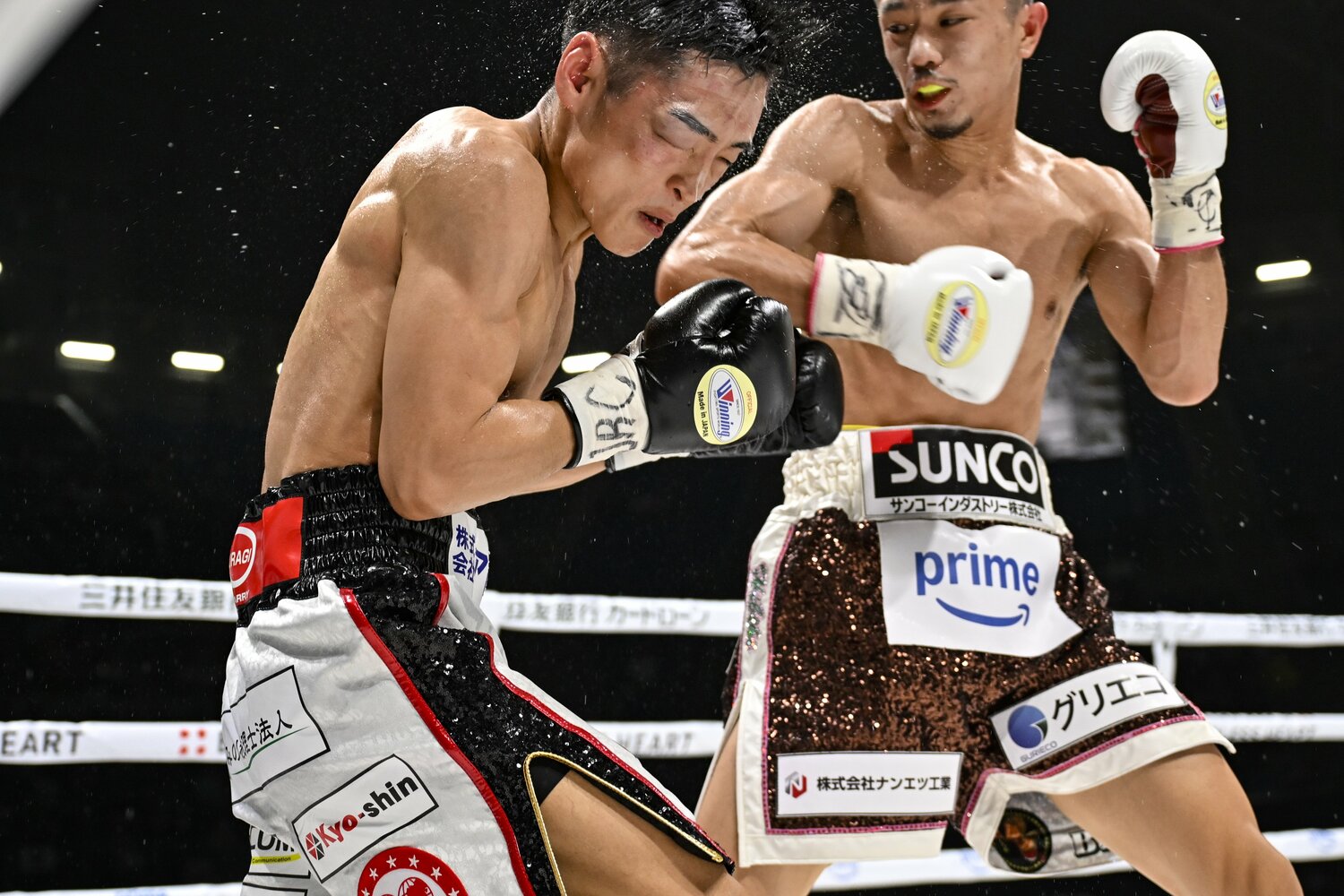 6ラウンド、中谷の猛攻。西田の右目は大きく腫れている「7、8割見えていなかった」　©Hiroaki Finito Yamaguchi