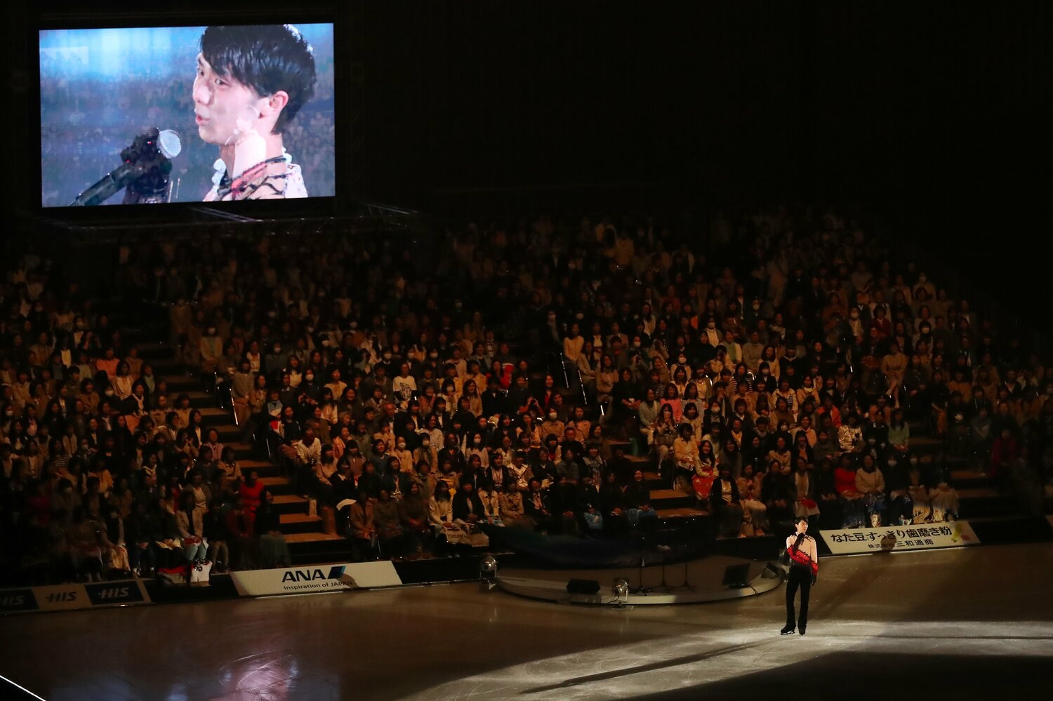 サプライズとしてリンクに立つ羽生　©AFLO