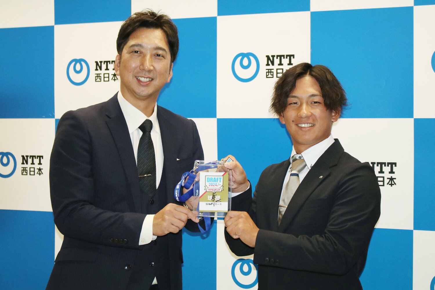 阪神1位指名のあいさつを受けた伊原陵人（NTT西日本）。藤川監督は「（カブスの）今永投手であったり、素晴らしい左投手の条件を兼ね備えている」と語った　©JIJI PRESS