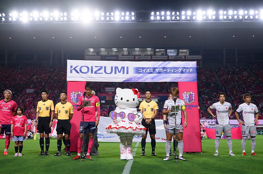 全国に届け。ハローキティのリボンに込められた思い。Jリーグ「フェアプレーリボンプロジェクト」がもたらした笑顔の理由＜Number Web＞ photograph by Hirofumi Kamaya