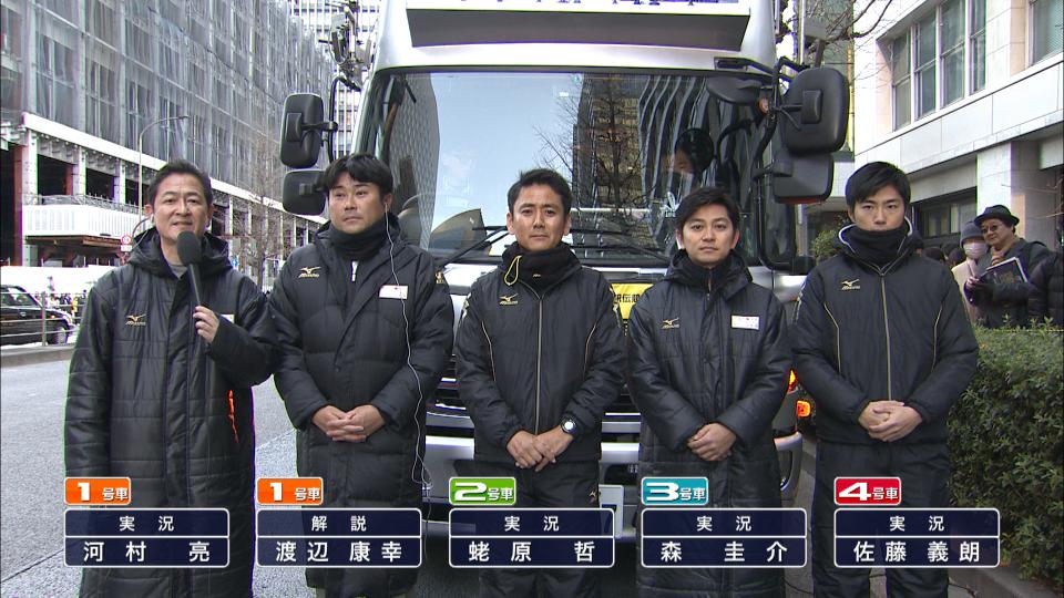 河村さん（左）が最後に移動車実況をした第94回大会の時の映像（左から3人目が蛯原アナ）　©︎日本テレビ