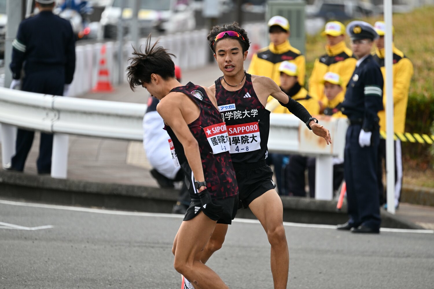 第100回箱根駅伝で8区を走った鎌田匠馬が襷を渡す　©Naoya Sanuki