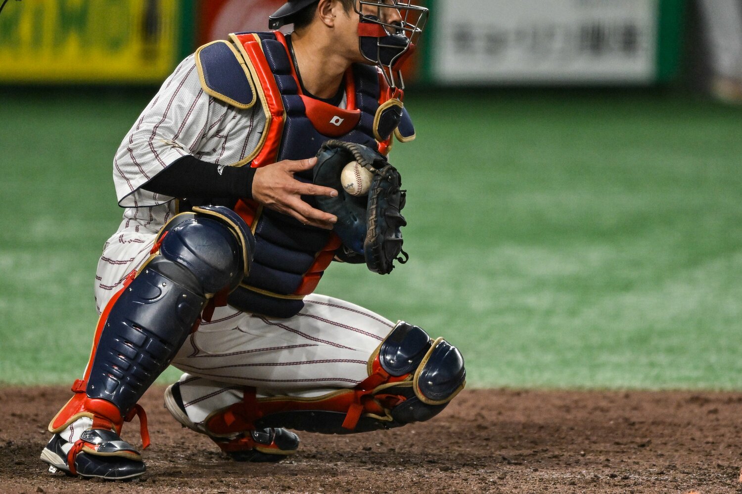 日本代表でもトップクラスのピッチャーの難しい変化球を確実に捕球。安定感は抜群だ ©Nanae Suzuki