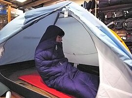 モンベル渋谷店で寝袋を試用。暖かい