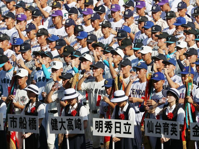 甲子園でいきなり“強風”ハプニング「これ失敗したら、切腹ちゃう？」観客ザワザワ…酷暑の高校野球、現地で私が見た異変「昨年とここが変わった」＜Number Web＞ photograph by JIJI PRESS