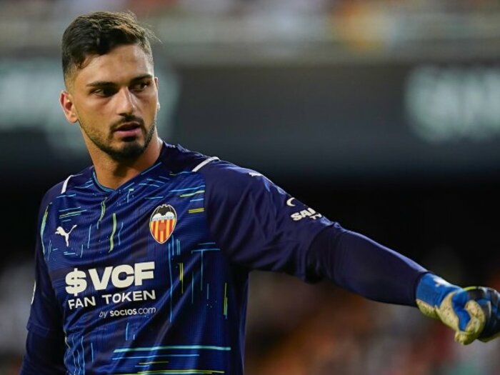 ジョージア出身のGKが歩む鮮やかなシンデレラストーリー　5部でプレー予定がいきなりバレンシアの守護神に＜Number Web＞ photograph by Getty Images