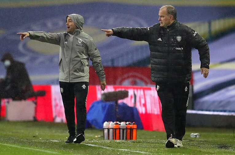雨の中での試合となったマンチェスター・シティ戦で指示を出すビエルサ（右） ／ photograph by Getty Images