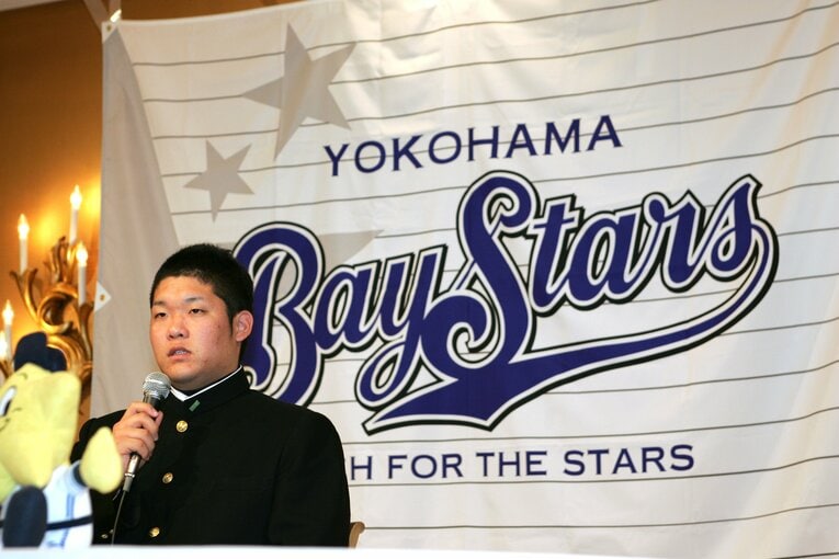 ベイスターズからドラフト1位指名を受け、入団会見する横浜高校時代の筒香（2009年）©︎JIJI PRESS