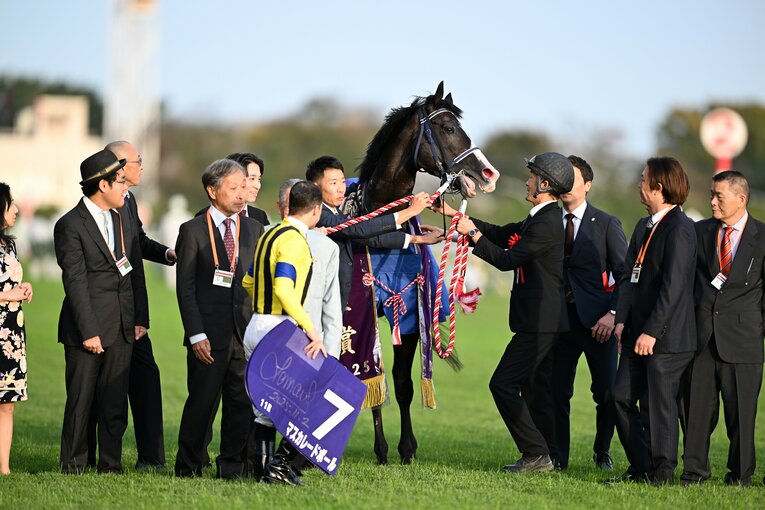 天皇賞・秋の口取り式　©Keiji Ishikawa