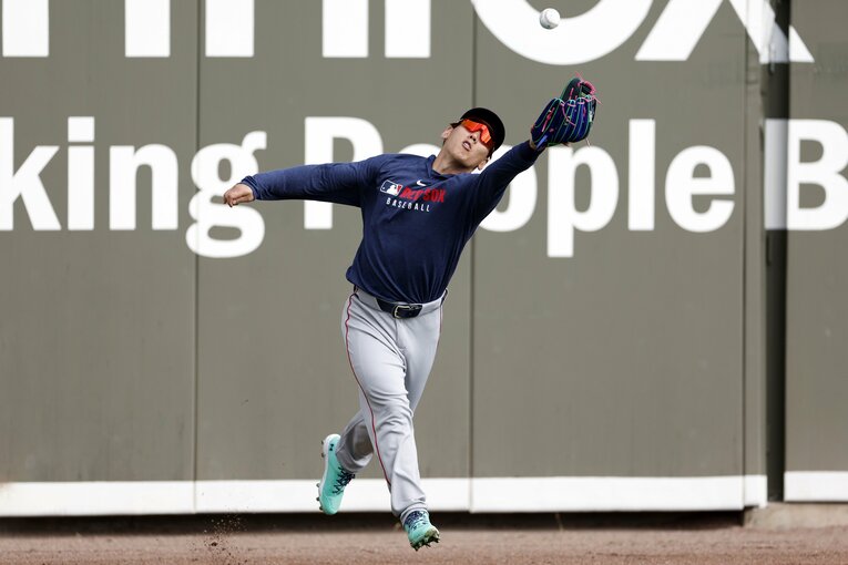キャンプで守備練習で汗をながす吉田正尚　©︎Danielle Parhizkaran/The Boston Globe via Getty Images