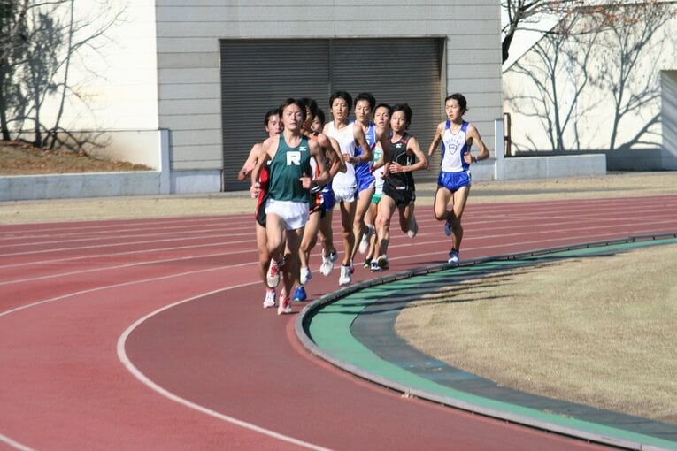 富津合宿での1000×10本のインターバル。先頭を走る中村さんにとっては「負けられない戦い」だった（中村嘉孝さん提供）