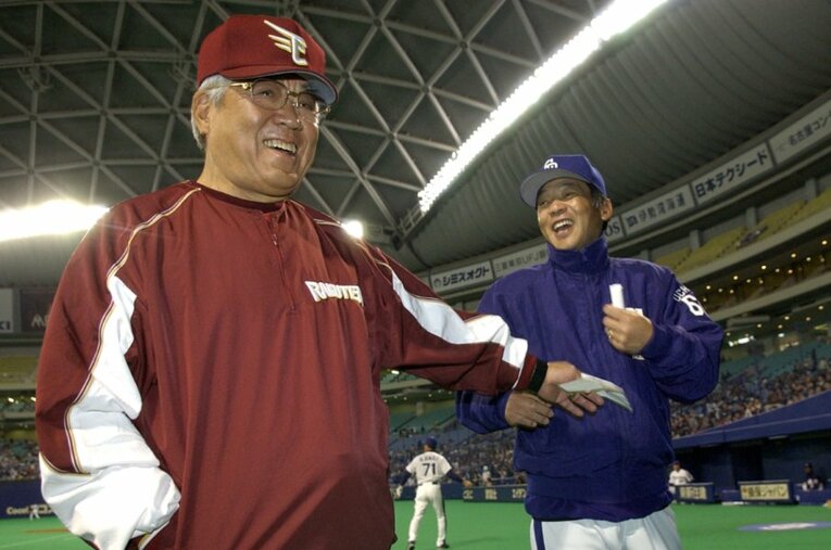 オープン戦でメンバー表を交換する楽天時代の野村克也監督と中日の落合博満監督 ／ photograph by Sankei Shimbun