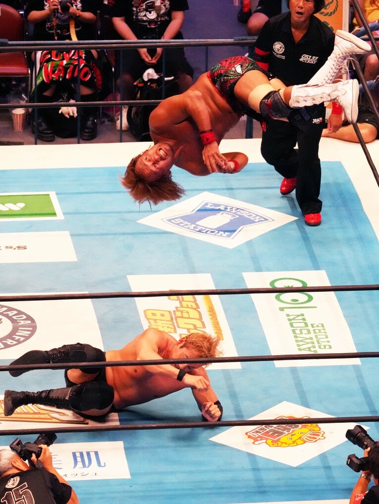 コーナーからスターダストプレスを放った内藤哲也だが、オカダ・カズチカは回避