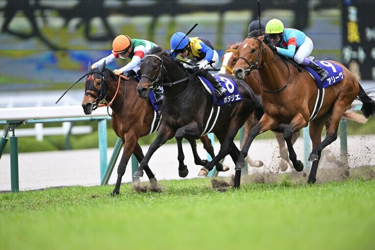 最後は激しい競り合いをポタジェが突き抜けた　©Keiji Ishikawa