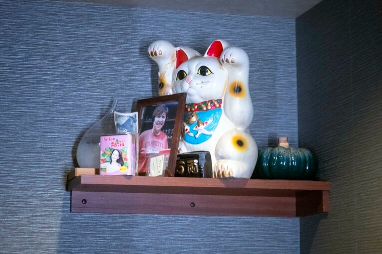 「ドリンクバー GOHAN」の店内にはハーレー斉藤さんの写真が。手前には、大ファンだった松田聖子の公式グッズだった「サクマドロップス」の缶