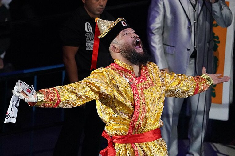 突如オカダに襲い掛かったグレート-O-カーン。その正体と実力は… ／ photograph by Essei Hara