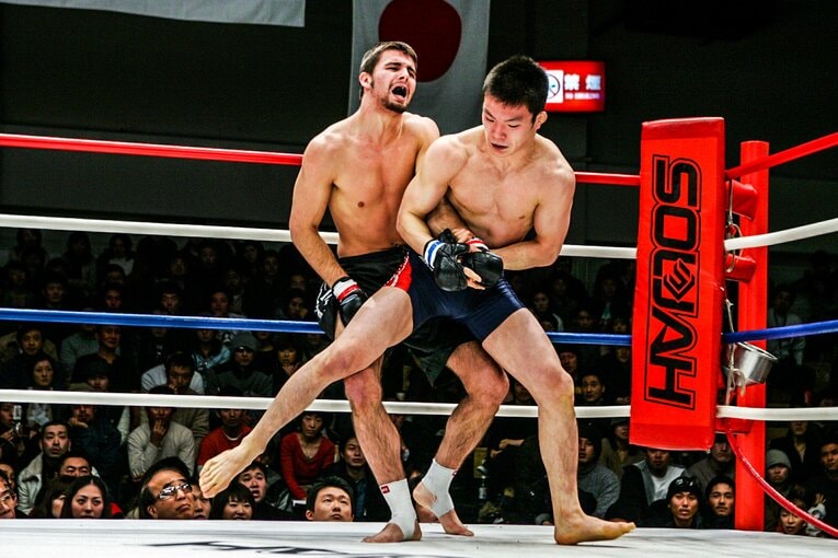 腕を極めながら投げを打つ青木真也。「メキッ」という乾いた音が…（1枚目／全2枚） ©Susumu Nagao