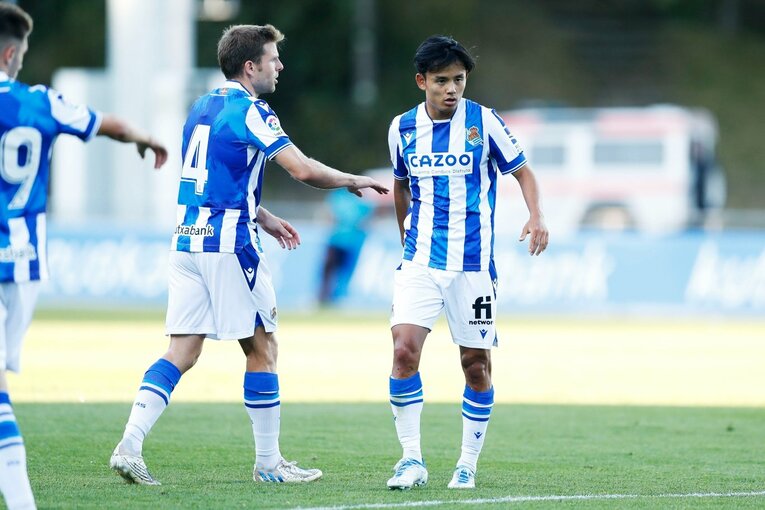 「クボは絶対フィットできる」現地ファンが期待… ソシエダ久保建英のユニ姿・力強さを日本人カメラマンがいち早く撮った〈子供に神対応〉(22)