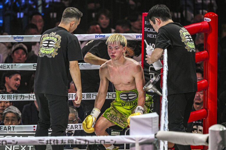 試合途中からインターバル中に座るようになった那須川天心　©Takuya Sugiyama