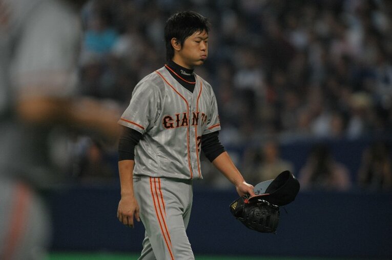 2010年10月、CSファイナルステージの中日戦で登板する内海哲也。同年は11勝（8敗）を挙げたものの、防御率は4.38と苦しんだ ／ photograph by Naoya Sanuki